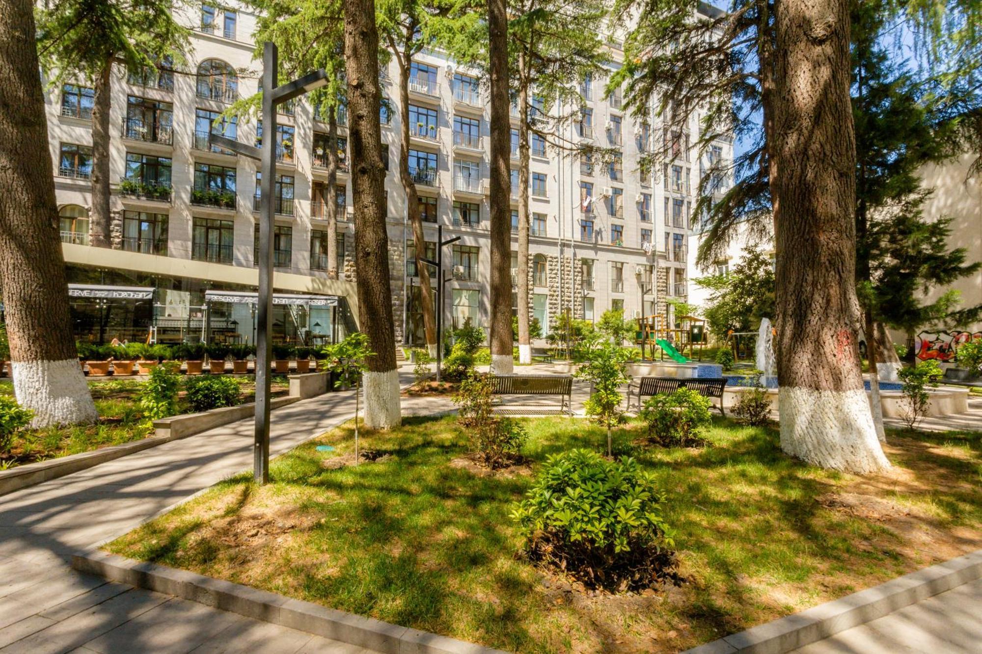 New Age Living Appartement Tbilisi Buitenkant foto
