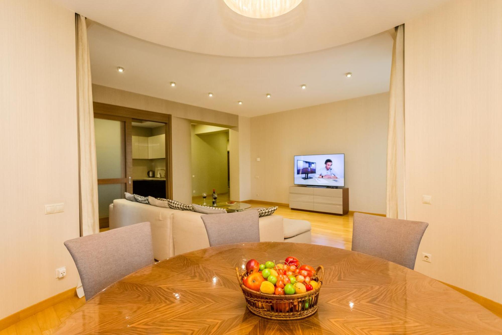 New Age Living Appartement Tbilisi Buitenkant foto